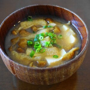 豆腐となめこと油揚げとネギの味噌汁